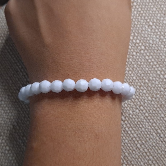 Elegant White Beaded Bracelet - Picture 2 of 2